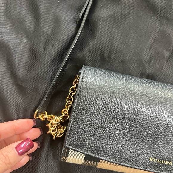 This Burberry Henley Coca Check
Derby Leather Convertible Chain bag - Picture 5 of 14